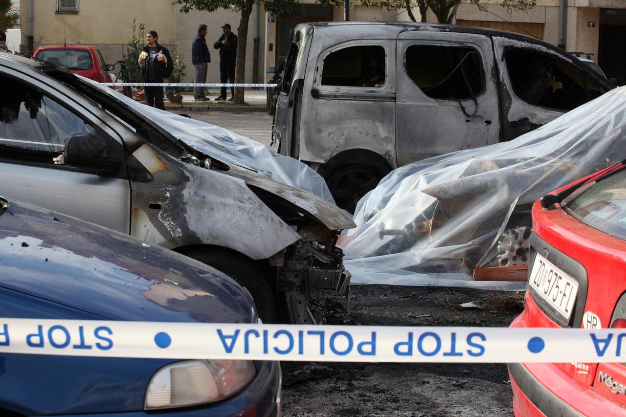 Benkovac: U požaru 7 vozila gorio i auto zapovjednika vatrogasaca