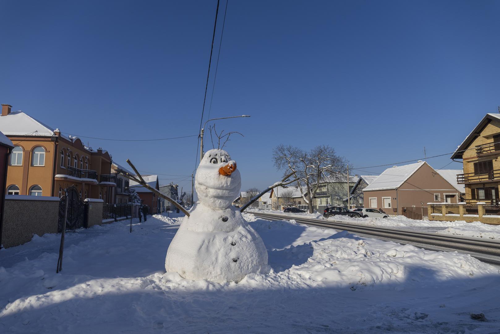 Djeca su, kažu, oduševljena i stalno se dolaze fotografirati s njim.