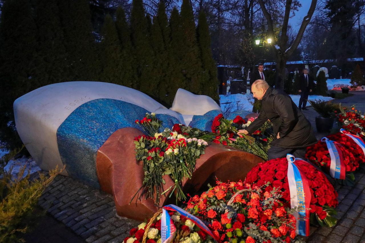 President Putin lays flowers at Boris Yeltsin's grave
