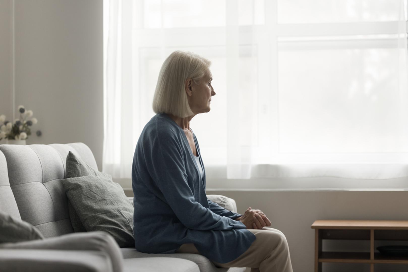 Gubitak pamćenja koji ometa svakodnevni život može biti simptom Alzheimerove bolesti ili drugih oblika demencije. Alzheimerova bolest je bolest mozga koja uzrokuje postupno, sporo propadanje pamćenja te sposobnosti mišljenja i zaključivanja. Postoji 10 upozoravajućih znakova i simptoma, a ako primijetite bilo koji od njih, nemojte ih ignorirati i dogovorite pregled kod liječnika, piše Alzheimer's Assosiation.