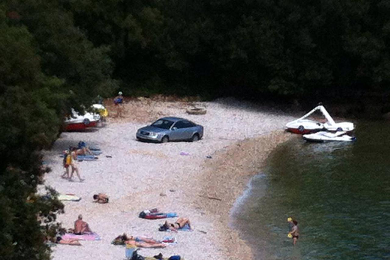 Vozač parkirao Audi nasred plaže u Dugoj uvali