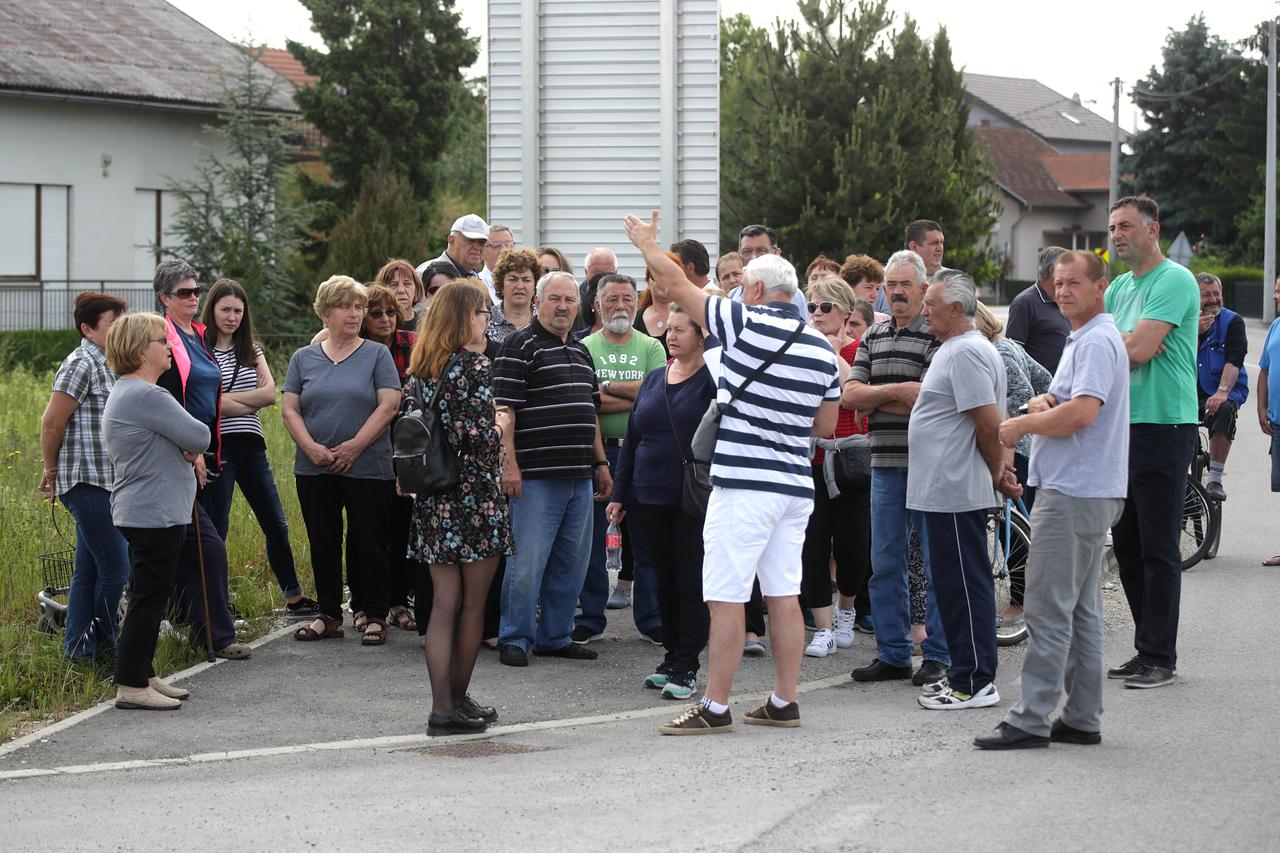 Stanovnici naselja Selnica i Petina prosvjedovali zbog nedostatka autobusne stanice