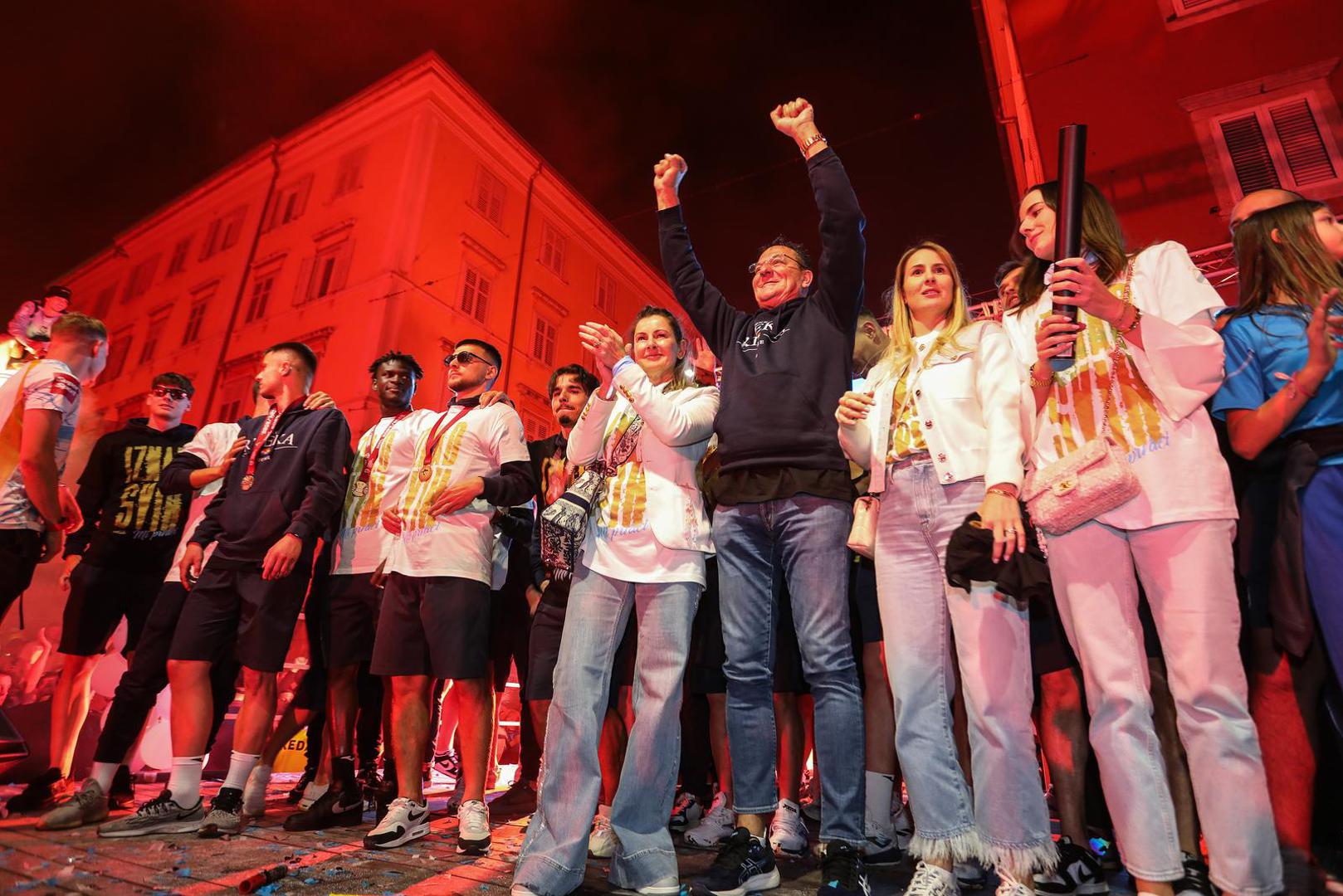 HNK Rijeka sinoć je postala prvak Hrvatske, a nakon utakmice te proglašenja igrači su stigli na Korzo kako bi proslavili naslov s navijačima.