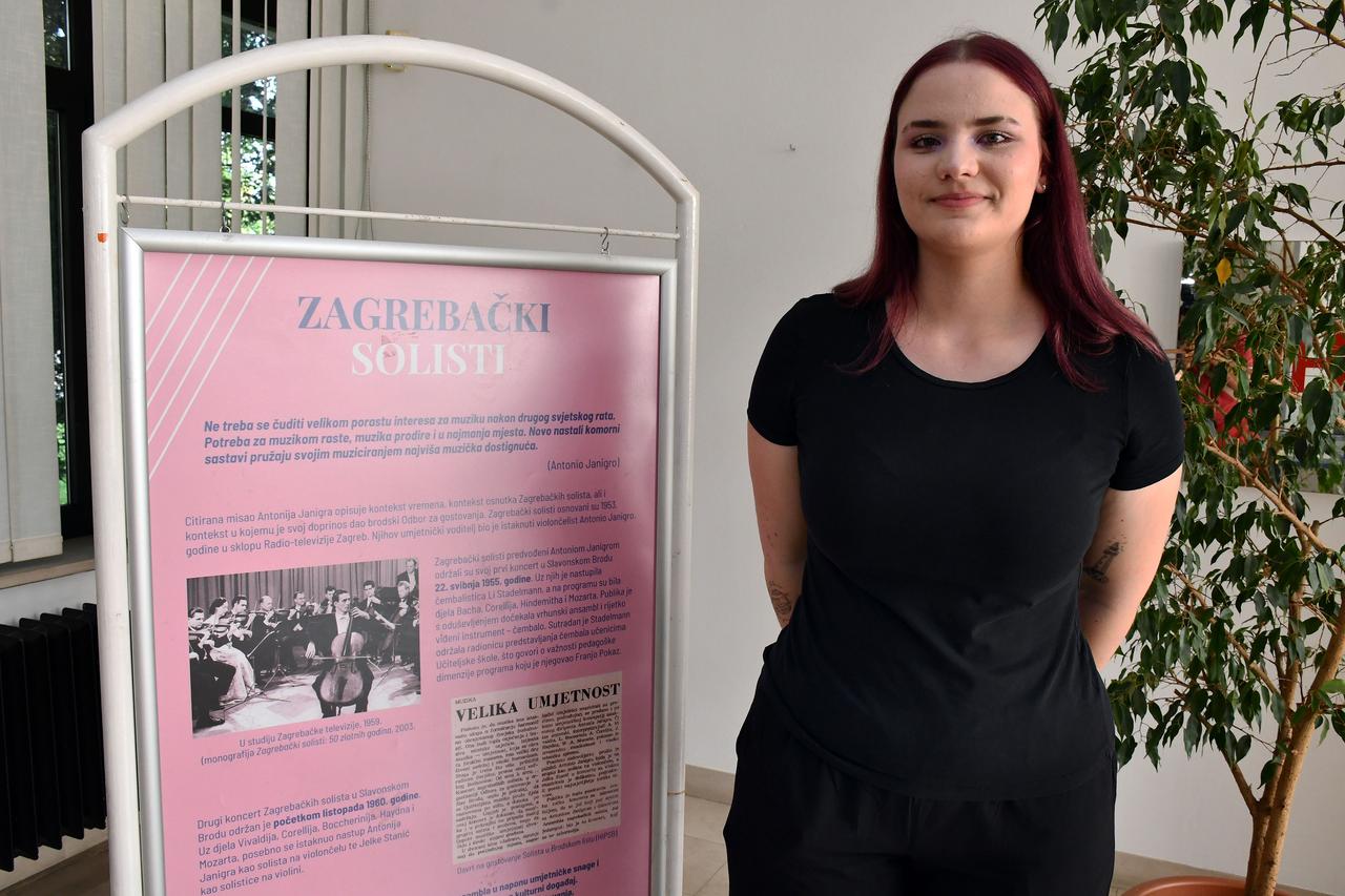 Slavonski Brod: Otvorenje izložbe maturantice Ecie Bat koja je osvojila prvo mjesto na državnom natjecanju iz povijesti