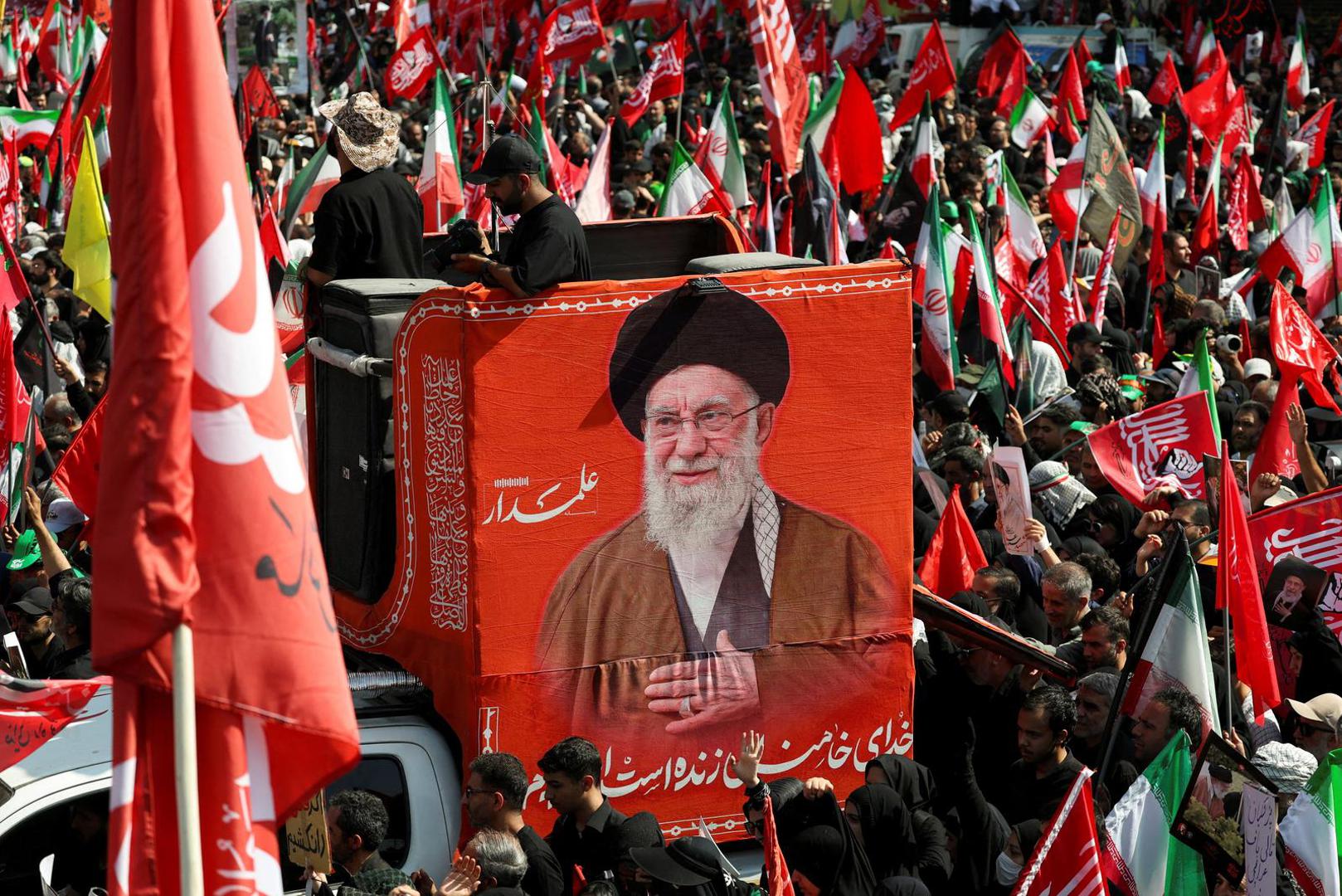 Deseci tisuća Iranaca sudjelovali su u Teheranu u pogrebnoj povorci ubijenog vrhovnog vođe ajatolaha Alija Hameneija, dok su okupljeni uzvikivali slogane protiv američkog predsjednika Donalda Trumpa i pozivali na osvetu, izvijestila je u ponedjeljak agencija Reuters. 