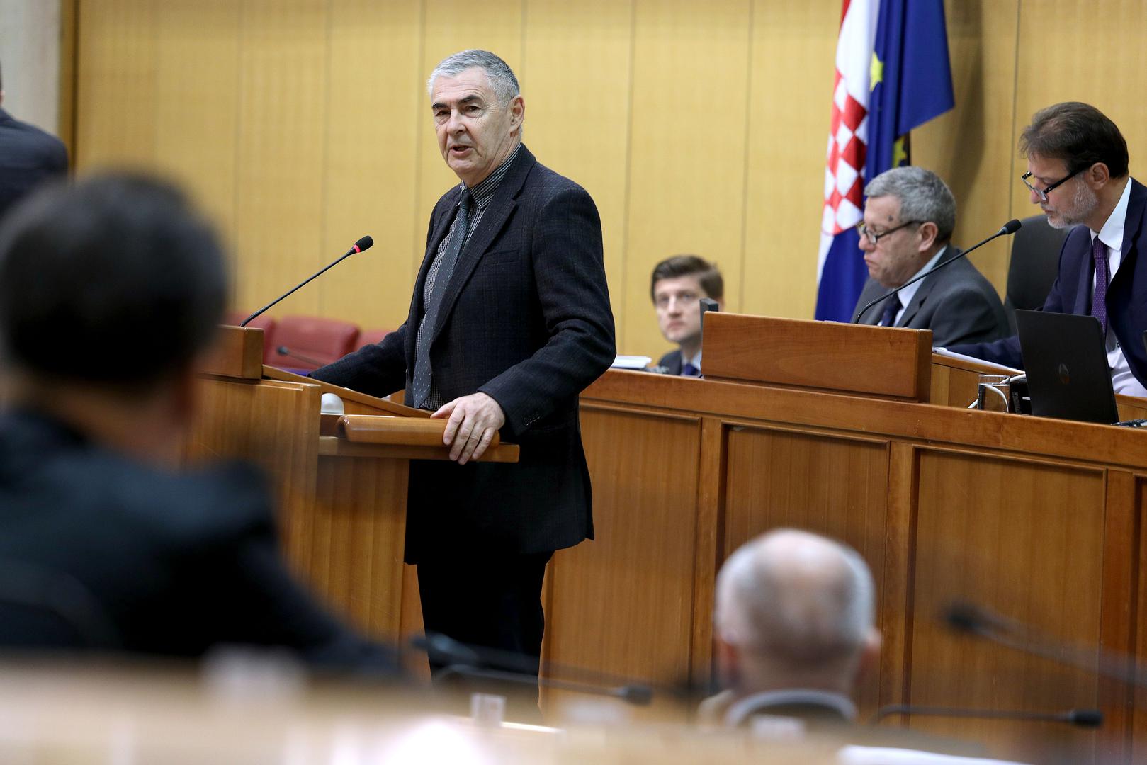 Zastupnik Neovisnih za Hrvatsku, Željko Glasnović, podigao je prašinu govoreći o jugolopovima. 
- Ti komunisti nisu mogli sačuvati ni tu šugavu Jugoslaviju, neki sjede ovdje, ti šugavi Jugoslaveni. Tako ih moram zvati... Tu se rokate oko Bandića, a on je jedan od vas. On je primjer homojugoslavenikusa, on bi preživio na Marsu bez kisika - rekao je Glasnović. 