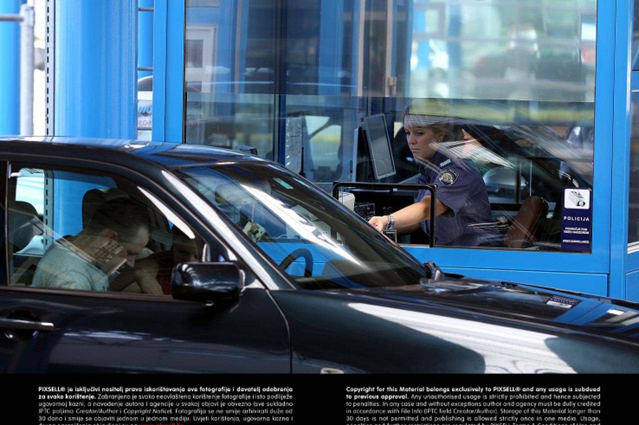'06.07.2012., Granicni prijelaz Bregana, Zagreb - S prvim vikendom u srpnju ocekuje se povecani promet turista na granicnom prijelazu Bregana. Djelatnici policije i carine spremno docekuju turiste una