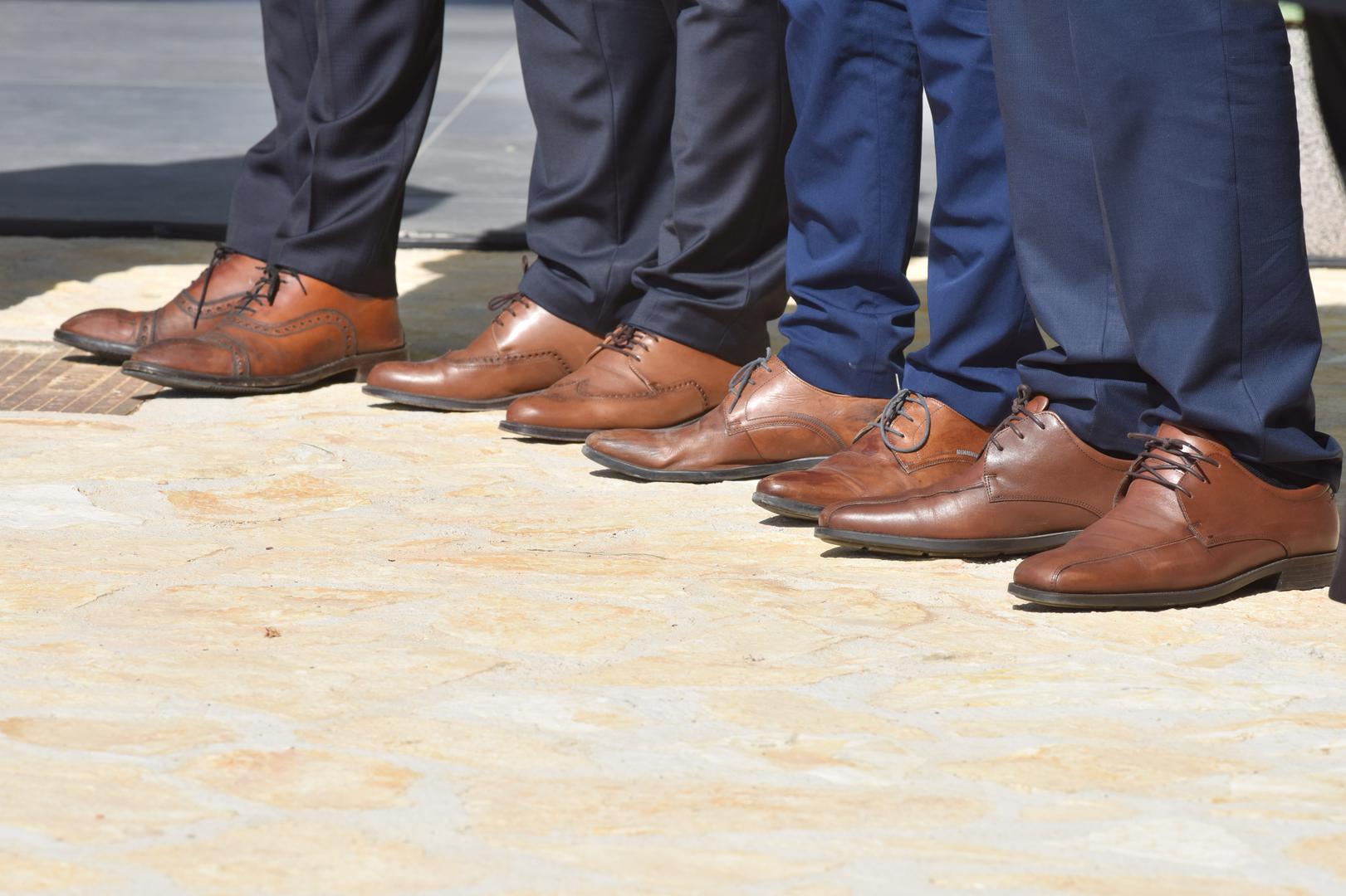 Pritom je nekima u oči upao zanimljiv detalj - Ćorić i još trojica nazočnih, njegovih stranačkih kolega, svi su nosili smeđe cipele.