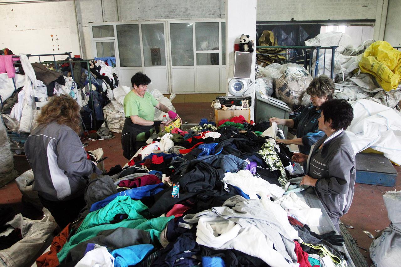 17.04.2015., Zabok - Pogon firme Regeneracija Zabok koja za 50lp/kg otkupljuje staru odjecu, reciklira ju i preradjuje u novi materijal. Photo: Goran Jakus/PIXSELL