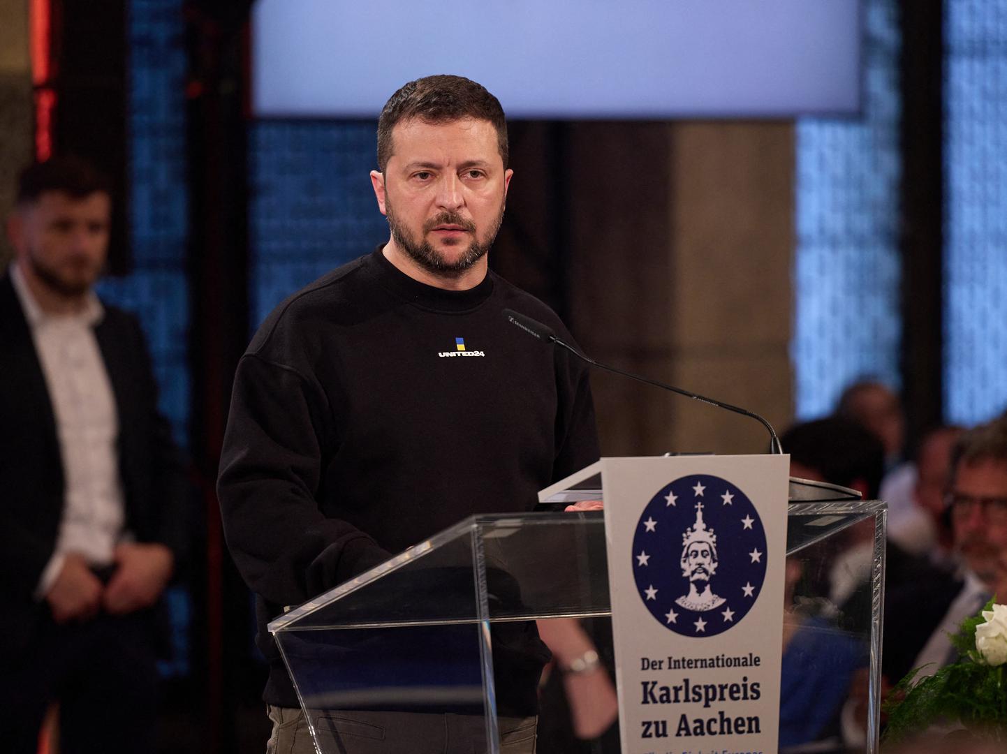 Četiri godine kasnije, Zelenski i dalje vodi zemlju pod ratnim stanjem. Njegov fokus ostaje na diplomaciji, što potvrđuje i nedavni susret s američkim predsjednikom Donaldom Trumpom u Davosu radi razgovora o mirovnim planovima.