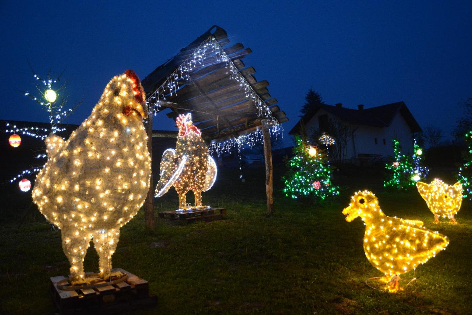 Brojne svjetleće pisanice te ostale uskrsne instalacije, poput zečeva, kokoši ili pilića i ovoga puta zasigurno će oduševiti posjetitelje.