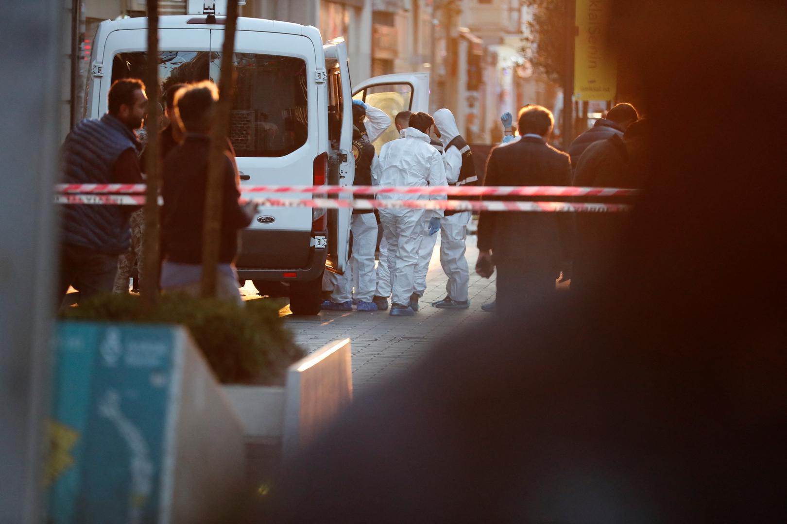 Police and emergency service members work at the scene after an explosion on busy pedestrian Istiklal street in Istanbul, Turkey, November 13, 2022. REUTERS/Kemal Aslan Photo: KEMAL ASLAN/REUTERS