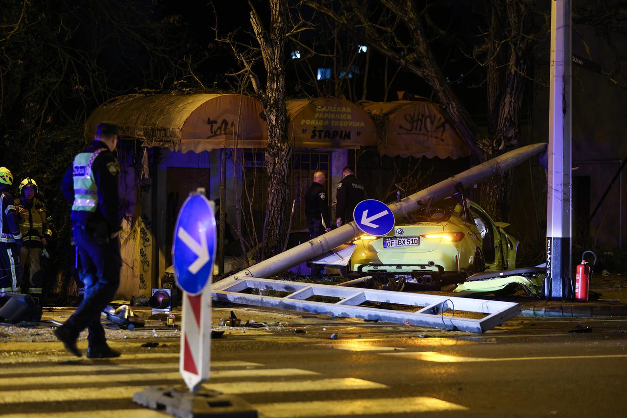 Zagreb: BMW-om u Dubravi srušio semafor