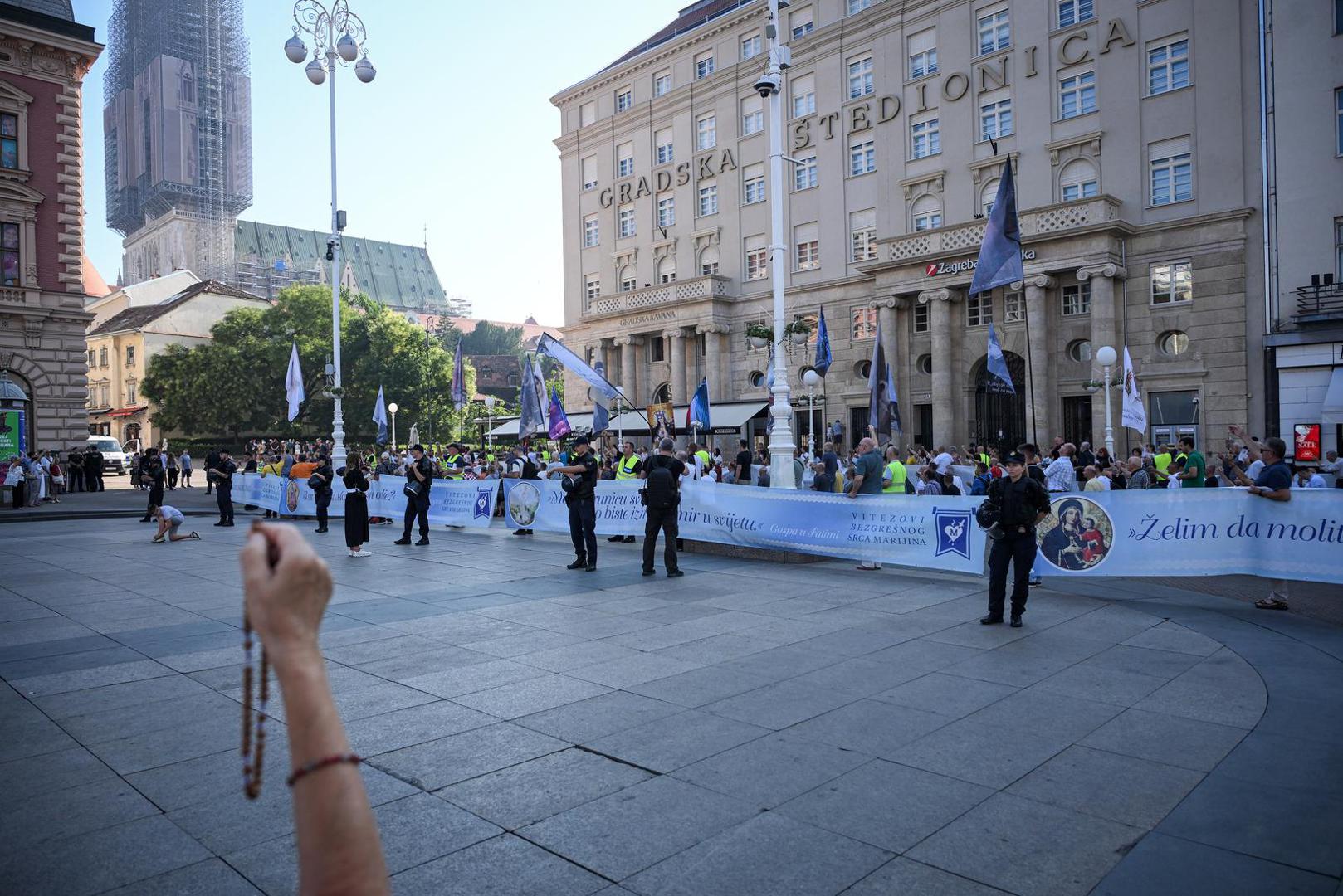 Uz molitelje se, kao i ranijih mjeseci, okupila i skupina građana koja prosvjeduje protiv takvih javnih molitvenih okupljanja.