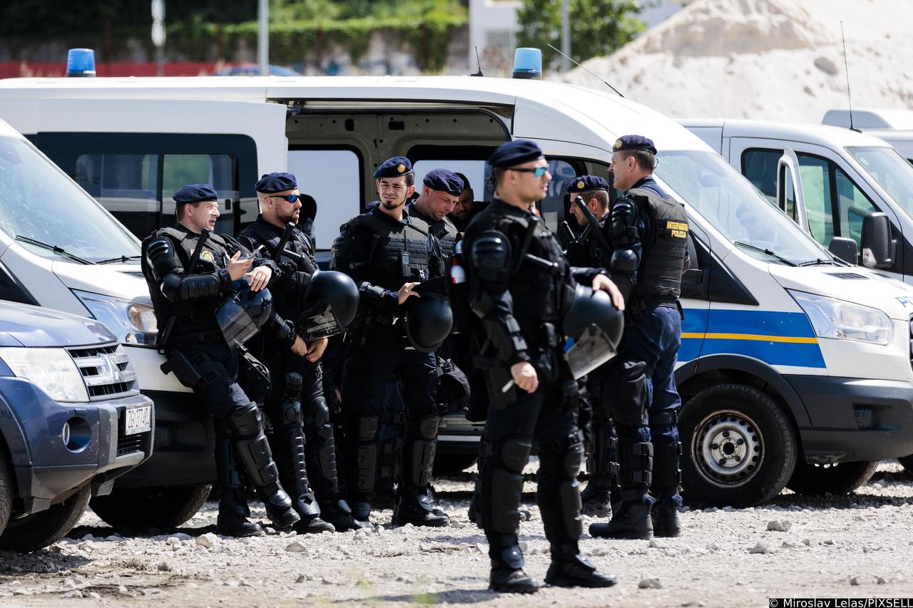 Dolazak navijača HNK Rijeka brodom u splitsku luku