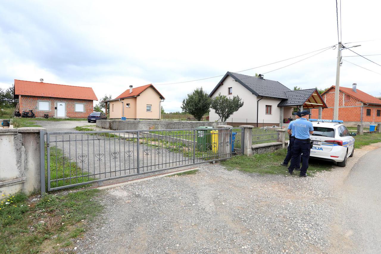 Gospić: Muškarac nožem napao suprugu i njenog prijatelja