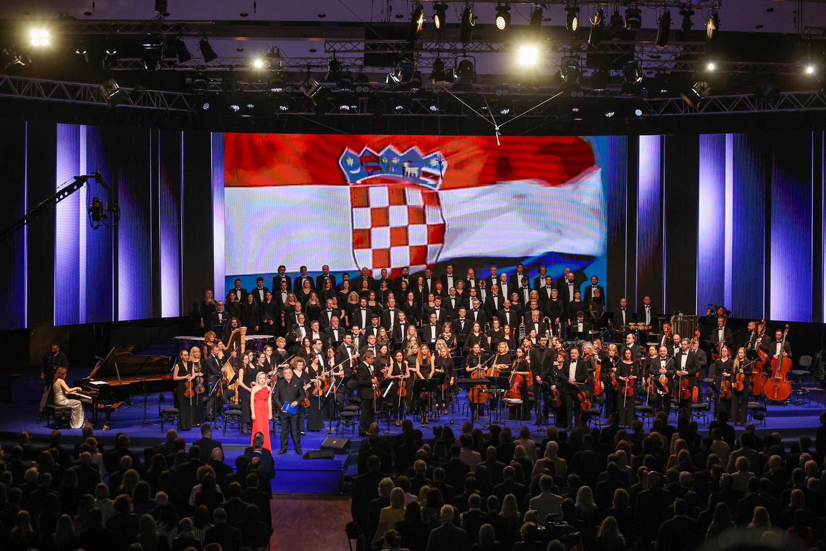 Večer u Lisinskom protekla je u znaku sjećanja, ponosa i zahvale svima koji su tijekom jednog stoljeća gradili instituciju koja je ostala trajno upisana u živote generacija gledatelja i slušatelja. 