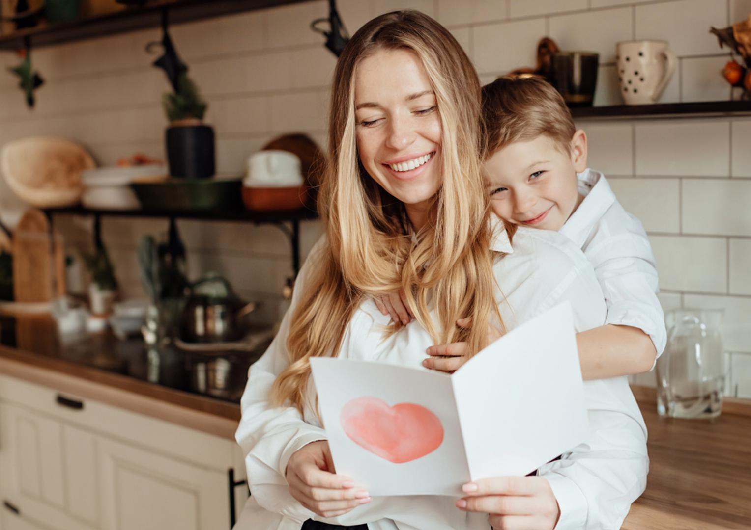Rak: Rak je vladar doma, obitelji i emocija, a Mjesec, njegov planetarni vladar, simbolizira upravo majku. Muškarci rođeni u ovom znaku od malih nogu razvijaju snažan osjećaj pripadnosti obitelji, a majka im je često najvažnija osoba u životu. Ona je njihov oslonac, utočište i emocionalna luka. Čak i kada odrastu, muškarci Rakovi često traže partnericu koja na neki način podsjeća na njihovu majku.