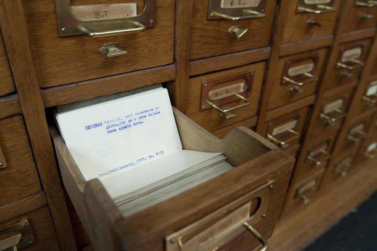 Državni arhiv, portal (1)