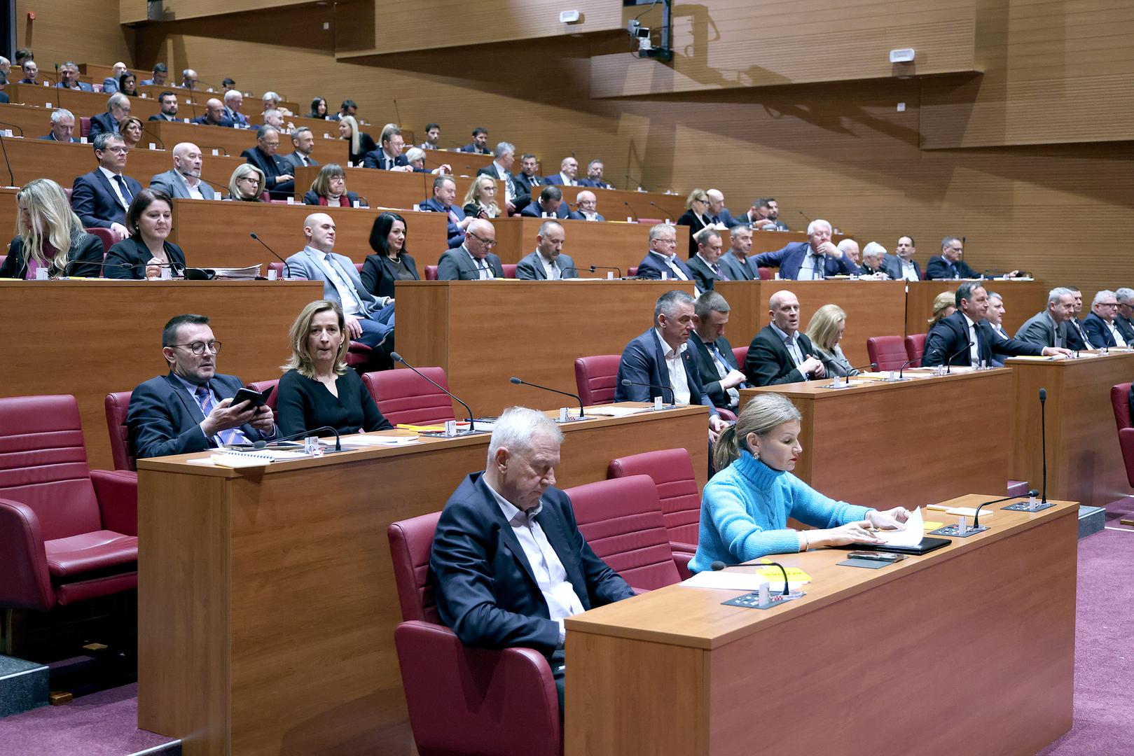 U raspravama o osobinama političkih vođa često se spominje i horoskop. Iako zvijezde ne određuju karijere, astrologija nudi zanimljiv okvir za razumijevanje karakternih osobina ključnih za diplomaciju, poput fleksibilnosti i emocionalne intuicije. Neki znakovi posjeduju urođenu lakoću snalaženja u pregovorima, dok drugi strateški vuku poteze iz sjene, a astrološki arhetipovi pomažu nam razumjeti zašto diplomacija nije samo hladna logika, već duboko ljudska profesija, prenosi Modern Diplomacy. 