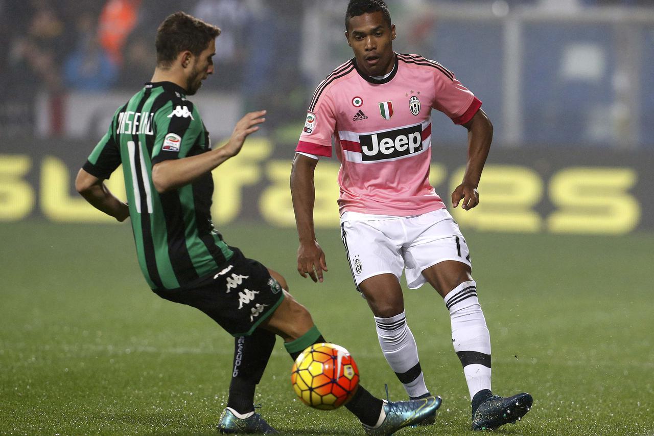 Juventus' Alex Sandro (R) and Sassuolo's Sime Vrsaljko fight for the ball during their Serie A soccer match at the Mapei stadium in Reggio Emilia October 28, 2015. REUTERS/Giampiero Sposito