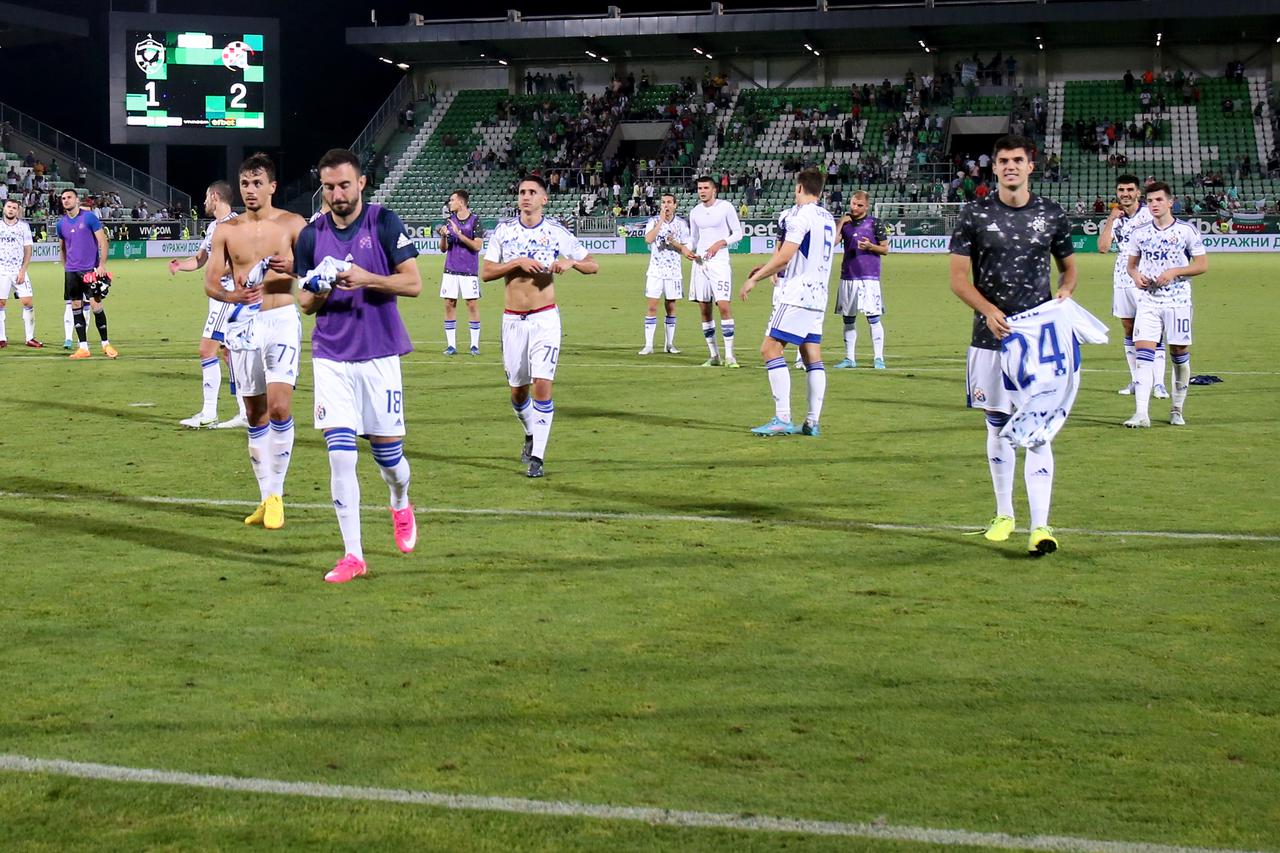 Razgrad: Igrači GNK Dinamo nakon pobjede navijačima poklonili dresove
