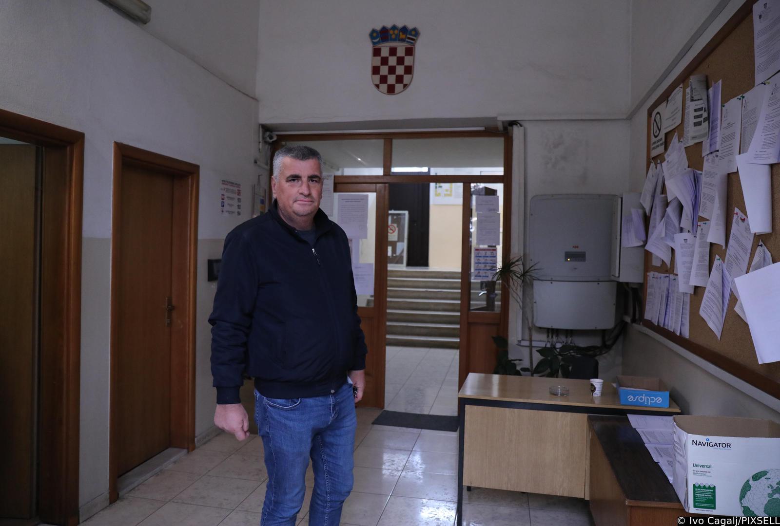 16.11.2021., Sinj - Djelatnici i korisnici sinjske gradske uprave jutros bez poteskoca ulaze u zgradu nakon uvodjenj novih a covid mjera. Gradonacelnik Miro Bulj. 