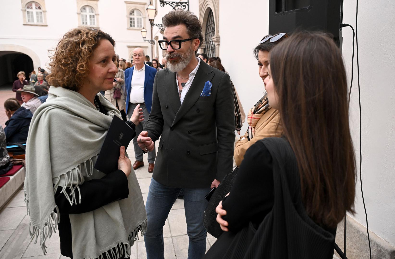 Osmo Bijenale slikarstva, koje okupljajući umjetnike različitih generacije predstavlja ključne tendencije suvremene hrvatske slikarske produkcije, svečano je otvoreno u Galeriji Klovićevi dvori, uz gostujuću izložbu austrijskih umjetnika. Otvorila ga je ministrica kulture i medija Nina Obuljen Koržinek, na fotografiji sa slikarom Zoranom Šimunovićem