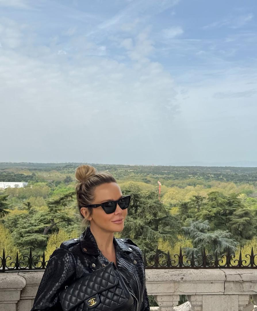 Nakon razgledavanja povijesnih znamenitosti, par se prepustio uživanju u modernoj gastronomskoj sceni Madrida. Posljednje fotografije u nizu prikazuju ih u restoranu vibrantnog i eklektičnog uređenja, kojim dominiraju crvena boja, neonska svjetla i upečatljivi detalji.