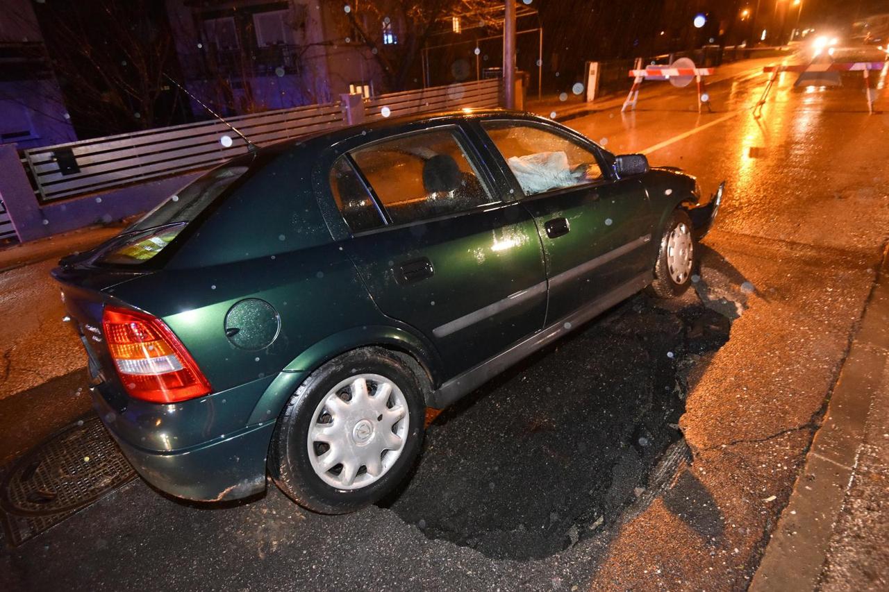 Na cesti u Dubravi otvorila se rupa duboka dva metra, upao auto, a vozač ozlijeđen