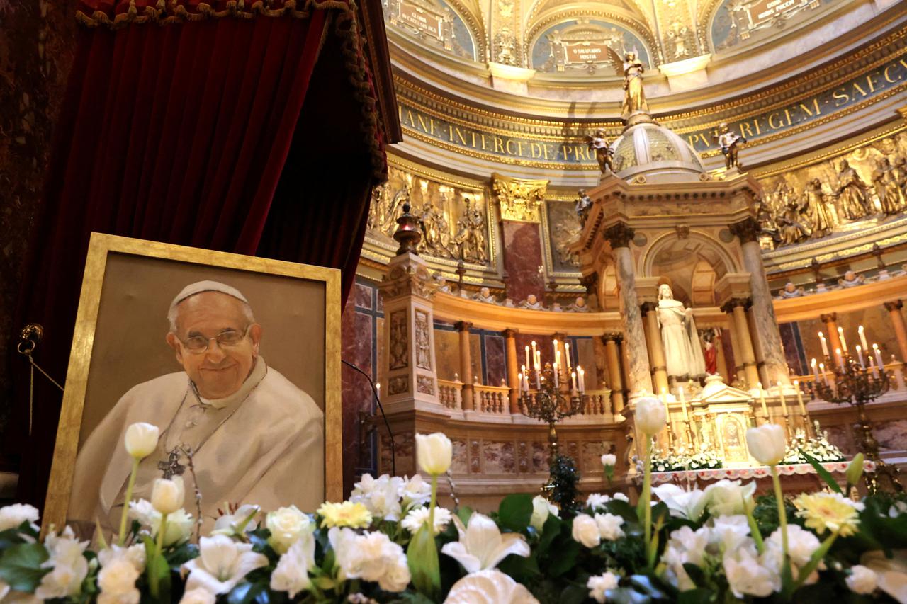 Painting of Pope Francis stands before Mass at St. Stephen's Basilica in Budapest