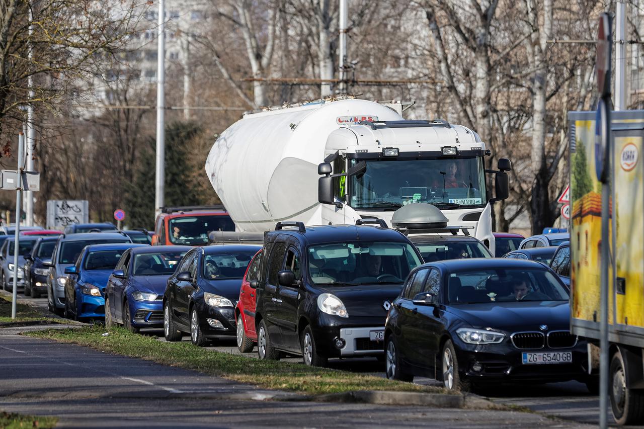 Prometni kolaps u Zagrebu zbog radova na Jadranskom mostu