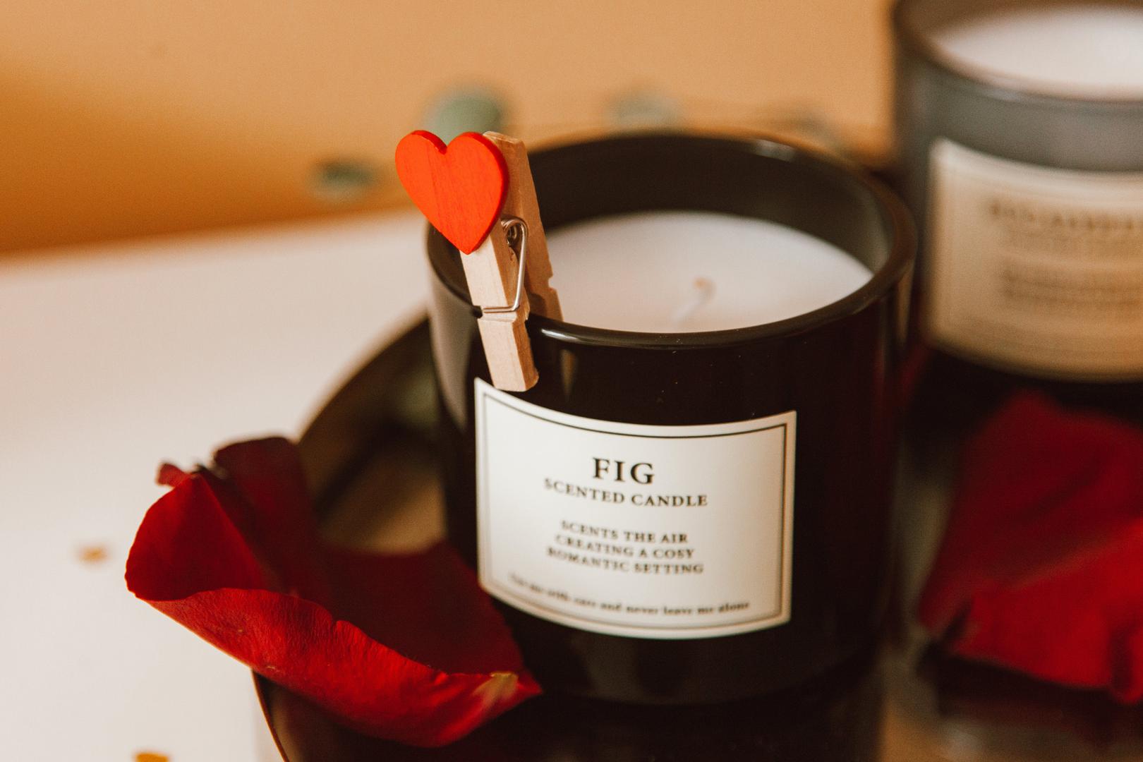 Lav (23. srpnja-22. kolovoza) - Mirisna svijeća: Budući da je Lav poznat kao razvodnik zodijaka, možda mislite da mu je potreban ekstravagantan dar da bi bio sretan. Ali, istina je da ovaj strastven znak nosi svoje srce na pladnju, tako da je sentimentalan dar od srca prava stvar. 'Lavovi su ekstroverti veći mnogih u zodijaku, što znači da im je potrebno dosta vremena nasamo da se odmore i napune energijom', primjećuje Stardust, 'Ručno izrađena mirisna svijeća savršen je dar koji će ih podsjetiti koliko vam znače'.