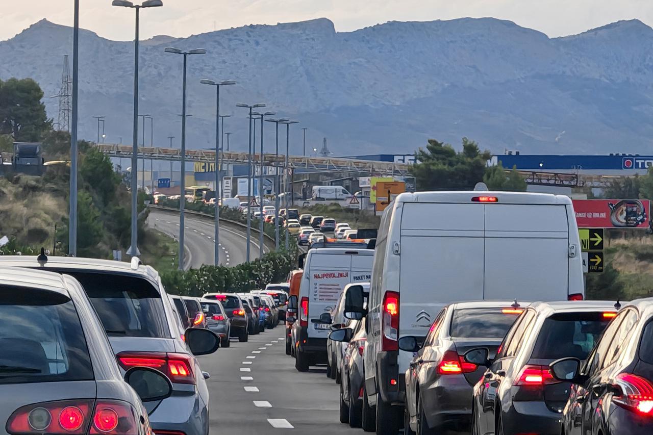 Velika gužva iz smjera Kaštela prema Splitu