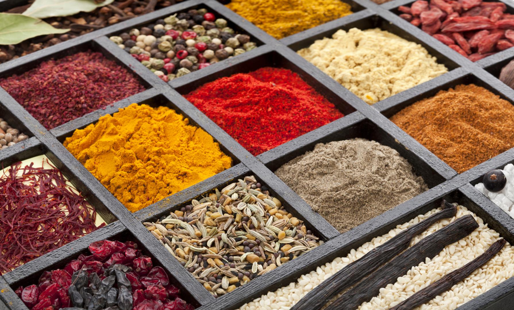 10. Začinsko bilje i začini: "Opcije poput češnjaka, cimeta, bosiljka, đumbira i kumina povezane su sa zdravljem srca, što ih čini jednostavnim i ukusnim načinom začinjavanja hrane bez oslanjanja na sol", rekla je dijetetičarka.