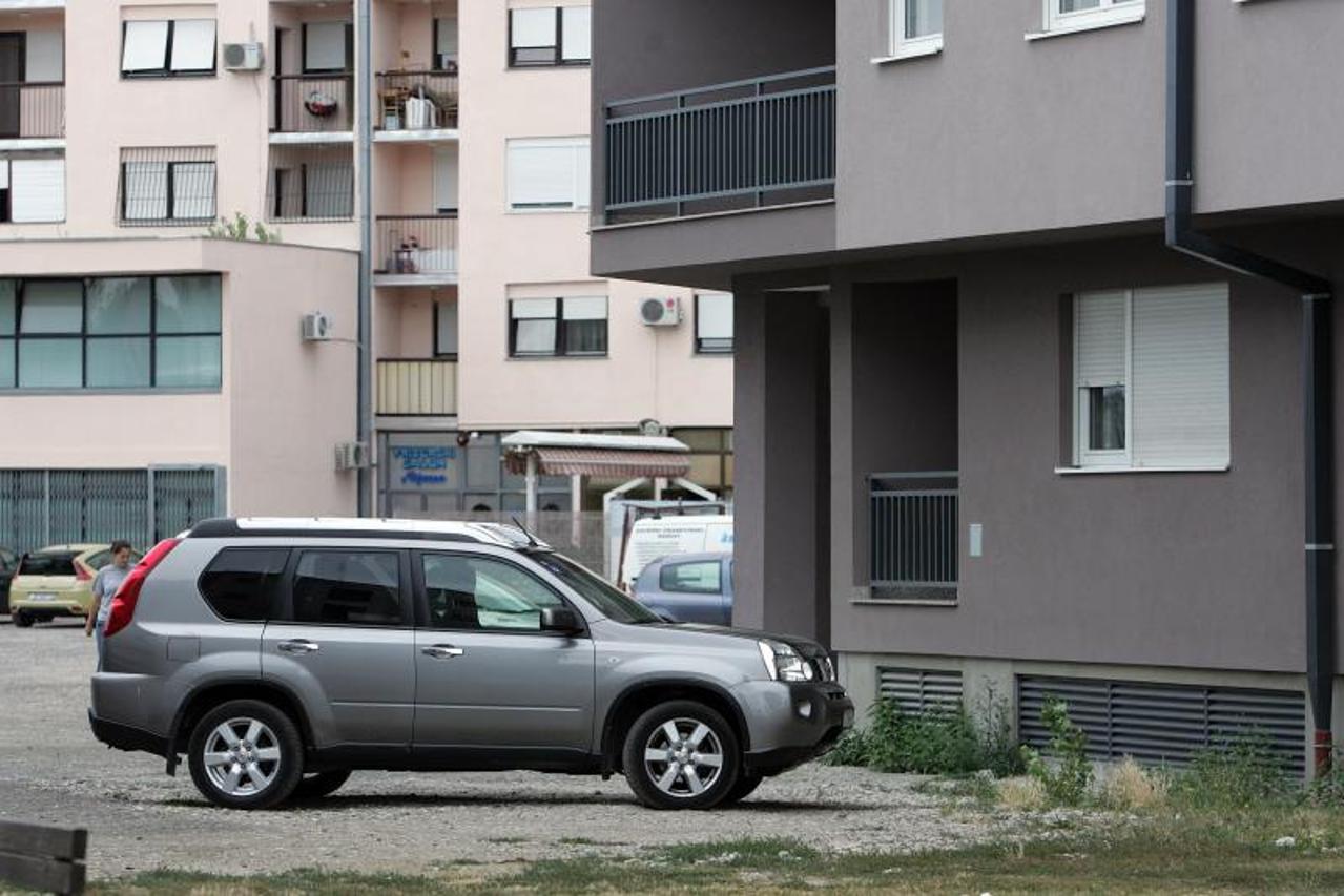 Automobil pred zgradom