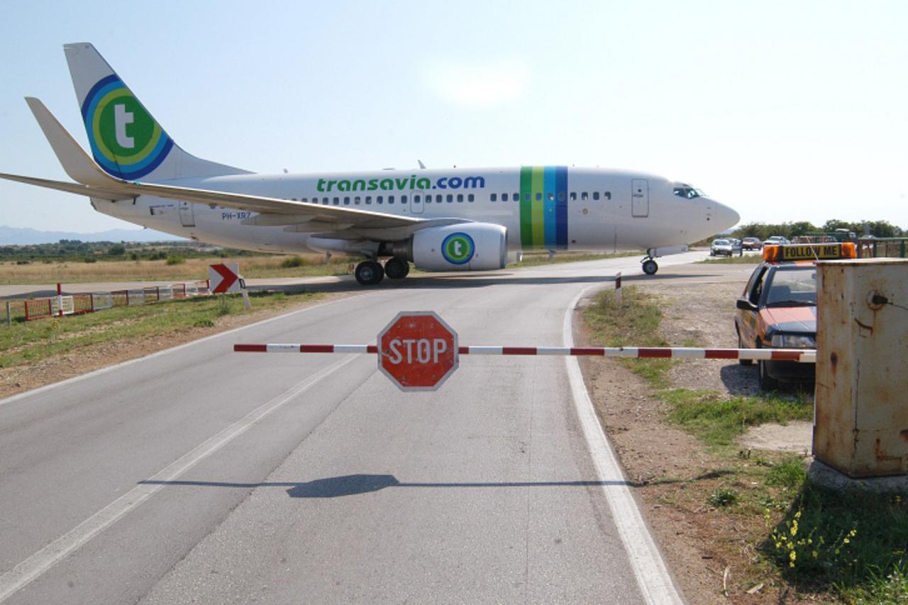 'Za Dalamciju 161109 Zracna luka Zemunik - krizanje ceste s avionskom pistom Photo: Dino Stanin/PIXSELL'