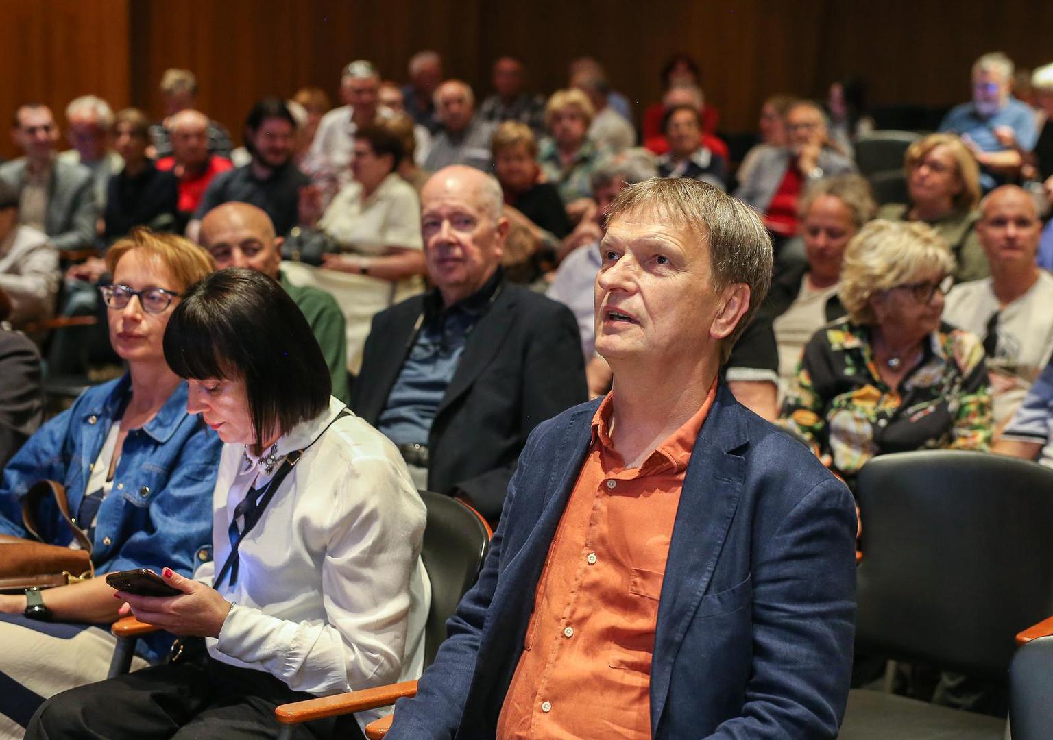 Posljednjih dana najava koncerta izazvala je brojne reakcije u javnosti i na društvenim mrežama. HDZ je i danas prozvao zagrebačke gradske vlasti, tvrdeći da Tomislav Tomašević promovira totalitarne simbole te dodatno polarizira društvo