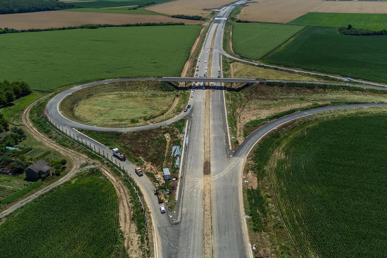 Pogled iz zraka na dio autoceste Koridora 5c prema Belom Manastiru