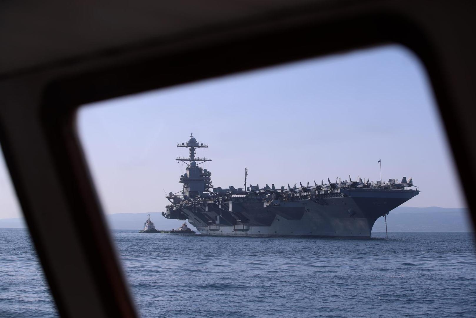 26.06.2023.,Split - Ponos americke mornarice, najmoderniji nosac zrakoplova na nuklearni pogon "USS Gerald R. Ford" uplovio je jutros u Split.Golemi brod, koji privlaci poglede Splicana i turista, najveci je ratni brod u povijesti. Dugacak je više od 330, a visok 76 metara, poput solidnog nebodera, s 25 paluba. Gradnja je stajala 12,8 milijardi dolara, a jos je 4,7 milijardi utroseno za istrazivanje i razvoj. Moze nositi 75 zrakoplova. Posadu, ukljucujuci zrakoplovno osoblje, cini 4500 ljudi. Photo: Zvonimir Barisin/PIXSELL