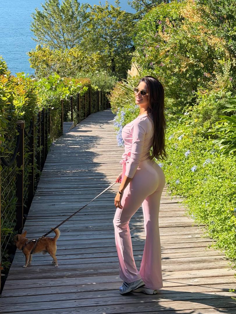 Posebno su se istaknule fotografije iz bazena na kojima Eleonora pozira u bikiniju, dok je za opuštanje u luksuznom wellnessu odabrala drugi kupaći kostim. Podijelila je i nešto ležernija izdanja, poput onog u hotelskom ogrtaču ili uskoj sportskoj kombinaciji odabranoj za šetnju sa psom.