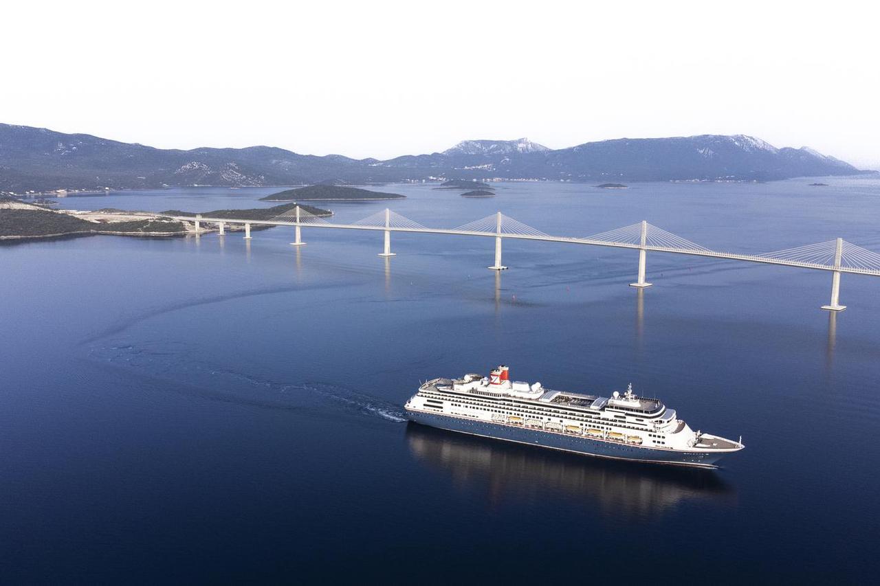 Prvi kurzer prošao ispod Pelješkog mosta