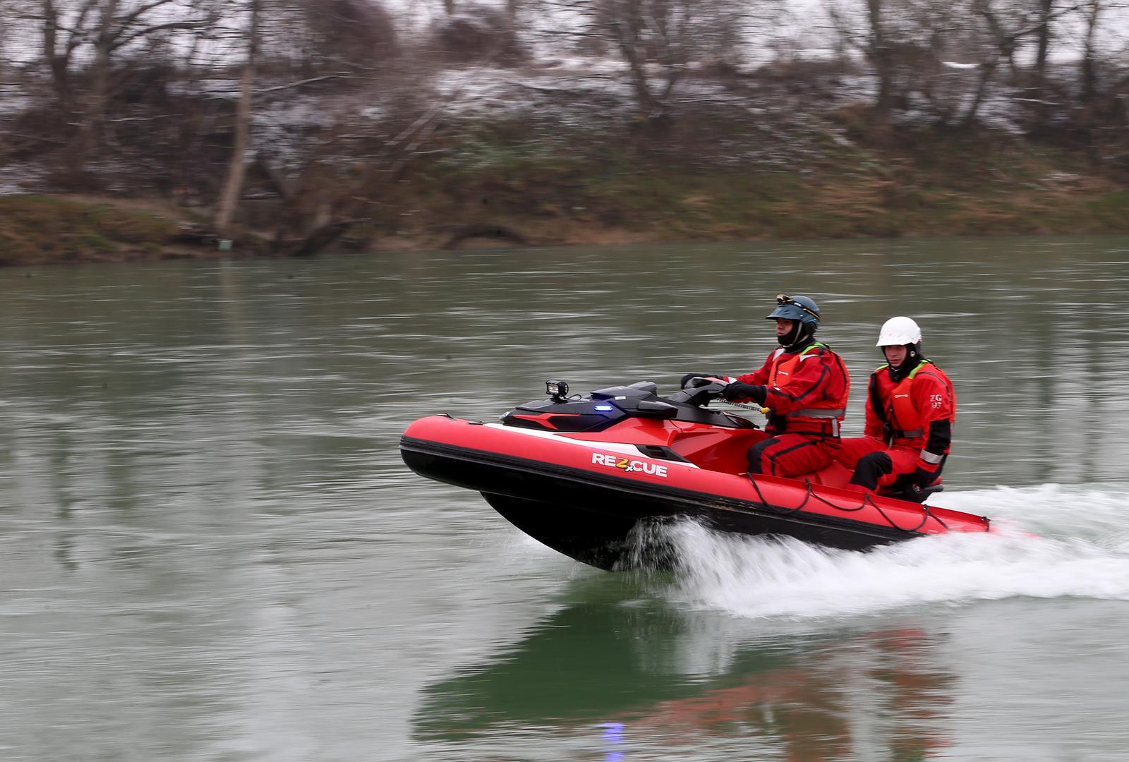 16.01.2025., Zagreb - Vatrogasci, policija, HGSS i Civilna zastita uz rijeku Savu kod toplane nastavljaju s potragom za nestalim dijetetom. Photo: Zeljko Lukunic/PIXSELL