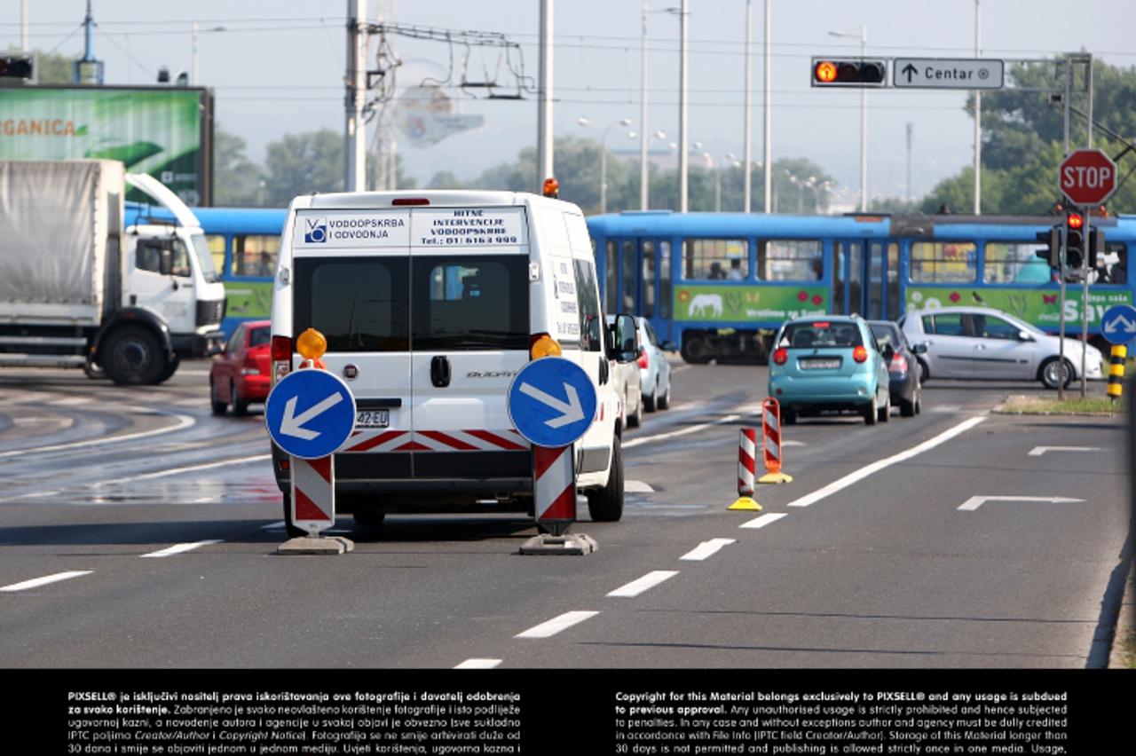 '18.06.2013., Zagreb - Na aveniji Veceslava Holjevca u smjeru sjevera u blizini trgovackog centra Avenue Mall doslo je do puknuca cijevi vodovoda. Photo: Borna Filic/PIXSELL'