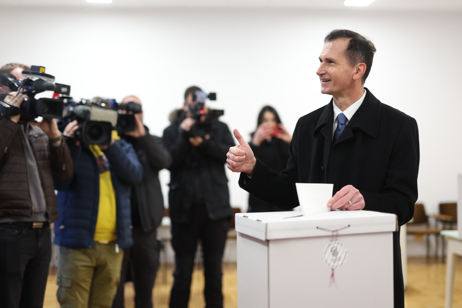 12.01.2025., Zagreb - Predsjednicki kandidat Dragan Primorac glasovao u drugom krugu predsjednickih izbora u prostorijama mjesnog odbora na Sestinskom trgu.  Photo: Slavko Midzor/PIXSELL
