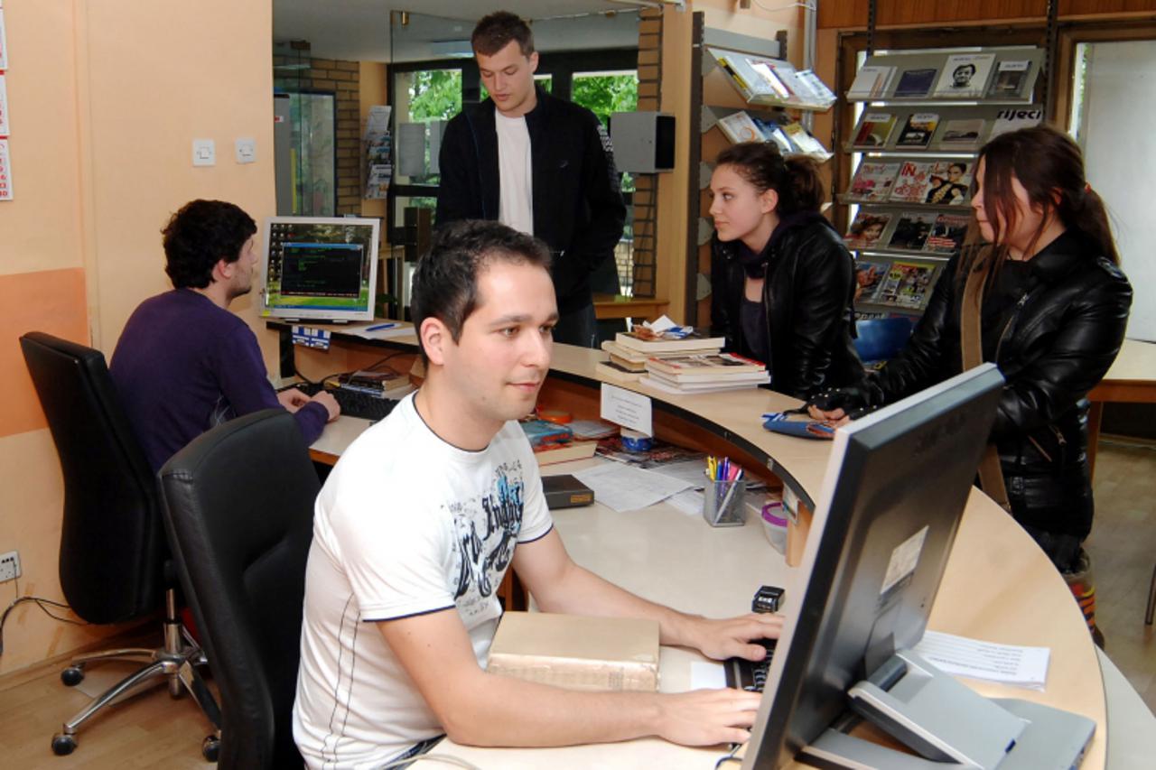 '27.08.2010., Sisak - Odluikom sisackog gradonacelnika Pintarica i djelatnicima Narodne knjiznice i citaonice onemogucen je pristup facebooku, you toubeu i sisak-infu. Photo:Nikola Cutuk/PIXSELL'