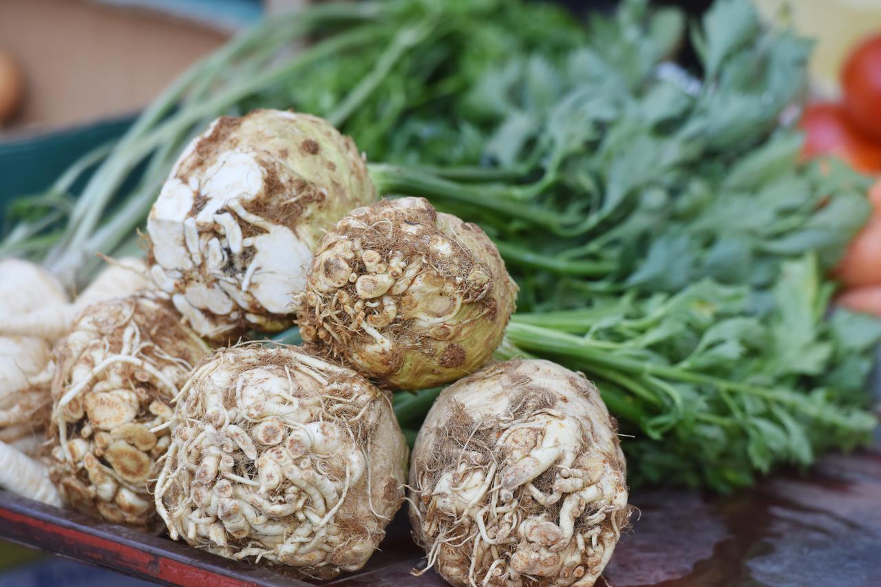 Bogata ponuda voća i povrća na šibenskoj tržnici