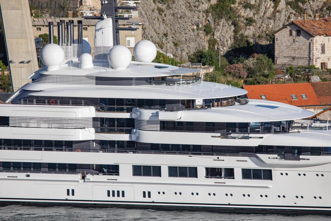 Dubrovnik: Potpuno nova Lurssenova superjahta uplovila u Luku Gruž