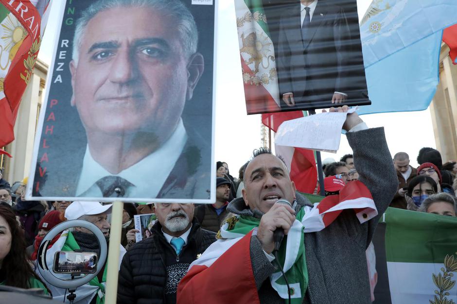 French residents support widespread protest in Iran