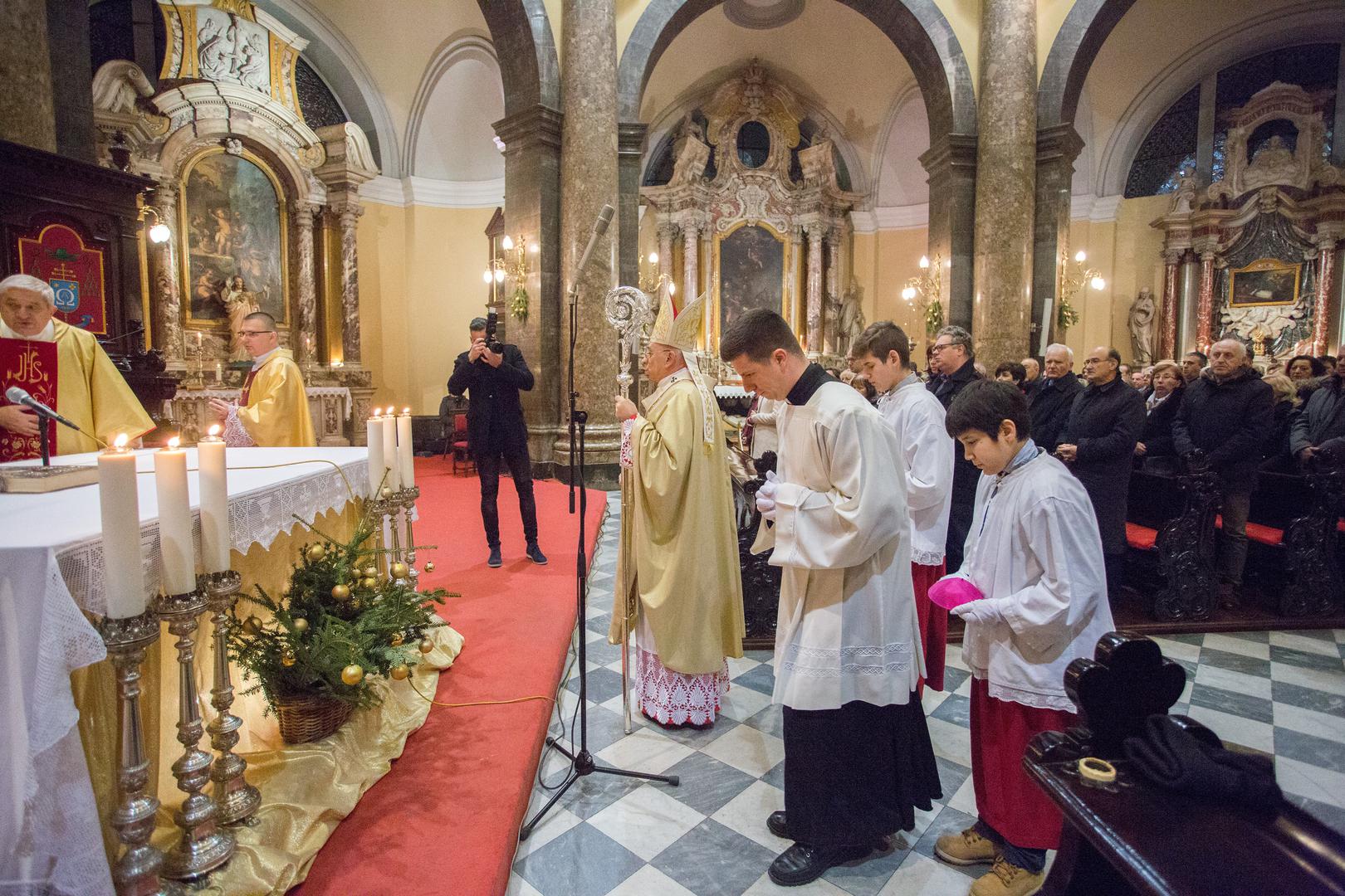 Misu polnoćku u riječkoj katedrali sv. Vida predvodio je nadbiskup msgr. Ivan Devčić.